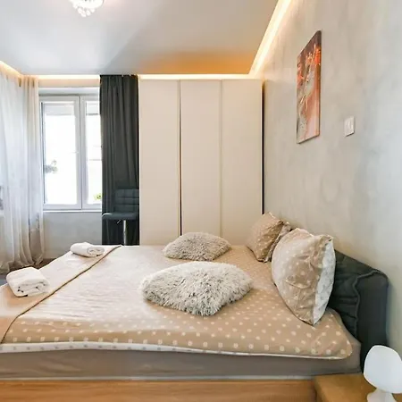 Velar 1bdr Apartment *